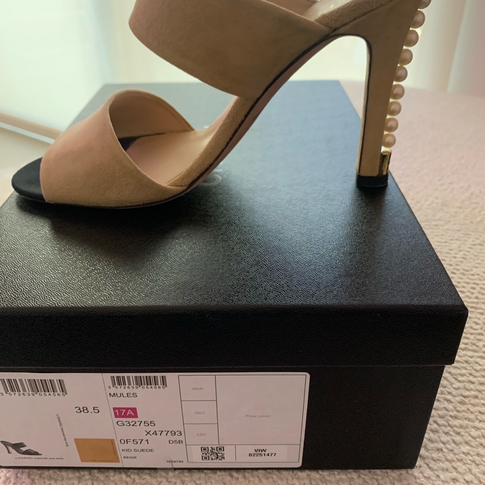 CHANEL suede mules with Pearl heels - Picture 4 of 8